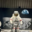 展示する宇宙服