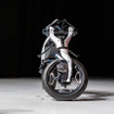 倒れても起き上がる異形のバイク型AIロボット「モトロイド ラムダ」、ヤマハ発が描く「AIと走り、共に育つ未来」とは