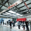 中国の電動二輪車メーカーTAILGのブース（EICMA 2025）