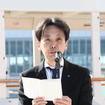 藤井裕久市長のあいさつを読み上げる富山市活力都市創造部長の深山隆氏