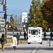 歩道を走る「Boule BaaS（ブールバース）」は歩行者信号を守って運行する