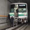 東京メトロ「異常時総合想定訓練」：乗務員は車両前面非常扉に非常梯子の設置