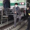 東京メトロ「異常時総合想定訓練」：車内の乗客の避難。スマホのライトで足元を照らすよう案内