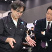 ブルースカイテクノロジーの矢島和男社長（左）に展示内容を解説いただいた