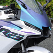 二つの偏光色を大胆にまとった「YZF-R3/25」のマットパールホワイト