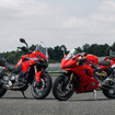 ドゥカティ ムルティストラーダV2S（左）とパニガーレV2S（右）