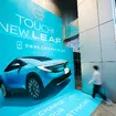 スマホを近づけると充電できる新型リーフの屋外広告が東京・渋谷に