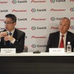 CarUX-パイオニア合同記者会見：イノラックスのホン会長兼CEO（向かって左）とパイオニアの矢原社長