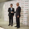 CarUX-パイオニア合同記者会見：イノラックスのホン会長兼CEO（向かって左）とパイオニアの矢原社長