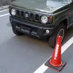 車内からは見えないが、モニターに映っていた三角ポール