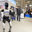 AgiBotのCMOが語る「ヒューマノイド市場に手ごたえ」5千台を生産完了、市場の規模と拡大戦略　ヒューマノイドが連携してダンスを披露