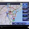 渋滞を考慮した5つのルートを瞬時に提案。中継地点の設定なども簡単にできる