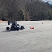 学生フォーミュラ車両によるスラローム試験の様子