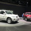 トヨタ RAV4 2代目（向かって左）と初代