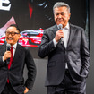 トヨタ自動車の豊田章男会長（左）と中嶋裕樹副社長（右）