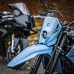 ヤマハ YZF-R9（左）とスズキ DR-Z4SM（右）