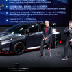 日産モータースポーツ＆カスタマイズNISMO事業所モータースポーツパワートレイン開発部主管の片倉丈嗣さん(右)と同オーテック事業所カスタマイズデザイン部部長の森田充儀さん(左)