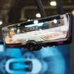 【ドライバー／車内監視システム】赤外線カメラはルームミラーの下部に備えられている