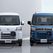 ダイハツ e-ハイゼットカーゴ（白）、e-アトレー（青）