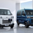 ダイハツ e-ハイゼットカーゴ（白）、e-アトレー（青）