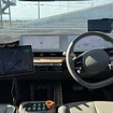 車内の自動運転関連システム　タブレット端末(左)と緑色ボタン部分(下)