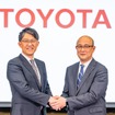 トヨタ自動車の新人事。現社長：佐藤恒治氏（向かって左）と新社長：近健太氏