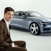 ボルボに復帰してチーフデザインオフィサーに就任したトーマス・インゲンラート。この写真は2013年当時。後方のコンセプト・クーペは後に彼自身がポールスターのCEOとして量産化した。