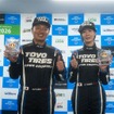 XC-3クラス優勝のチーム「WISTERIA with TOYO TIRES」藤野秀之選手と玉城詩菜選手