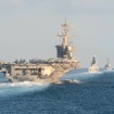 ホルムズ海峡を通過する米英艦艇。左手前から前方へ、米海軍・空母エイブラハム・リンカーン、英国海軍防空駆逐艦HMSディフェンダー、米海軍・ミサイル駆逐艦ファラガット