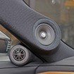 スピーカーはDLSのハイエンドシリーズであるスカンジナビアを用いる。ピラーにミッドレンジ、ドアミラー裏にはツイーターを配置。