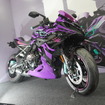 『ストリートファイター6』とコラボレーションした『GSX-8R Tuned by JURI』（大阪モーターサイクルショー2025）
