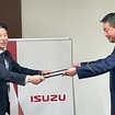 いすゞの交通安全意識向上への取り組みに地元警察署が感謝状
