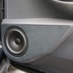 ドアポケットやドリンクホルダーを内包する形で作られたアウターバッフル。ミッドバスのパフォーマンスを存分に発揮させている。