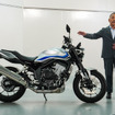 ホンダ CB400 SUPER FOUR E-Clutch Conceptとホンダモーターサイクルジャパンの室岡克博社長（大阪モーターサイクルショー2026）