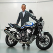 ホンダ CB400 SUPER FOUR E-Clutch Conceptとホンダモーターサイクルジャパンの室岡克博社長（大阪モーターサイクルショー2026）