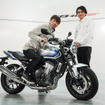 ホンダ CB400 SUPER FOUR E-Clutch Conceptの開発責任者・中村拓郎さん（右）と筆者（左）