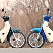 ホンダ スーパーカブ110ライト（左）とスーパーカブ110（右）