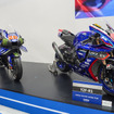 MotoGPマシン「YZR-M1」（左）と2025年の鈴鹿8耐マシン「YZF-R1」（右）（東京モーターサイクルショー2026）