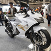 スズキ ジクサーSF250の新カラー「パールグレッシャーホワイト/マットプラチナシルバーメタリック」（東京モーターサイクルショー2026）