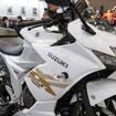 スズキ ジクサーSF250の新カラー「パールグレッシャーホワイト/マットプラチナシルバーメタリック」（東京モーターサイクルショー2026）