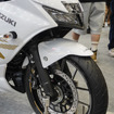 スズキ ジクサーSF250の新カラー「パールグレッシャーホワイト/マットプラチナシルバーメタリック」（東京モーターサイクルショー2026）