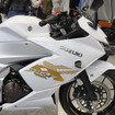 スズキ ジクサーSF250の新カラー「パールグレッシャーホワイト/マットプラチナシルバーメタリック」（東京モーターサイクルショー2026）