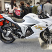 スズキ ジクサーSF250の新カラー「パールグレッシャーホワイト/マットプラチナシルバーメタリック」（東京モーターサイクルショー2026）