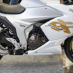 スズキ ジクサーSF250の新カラー「パールグレッシャーホワイト/マットプラチナシルバーメタリック」（東京モーターサイクルショー2026）