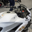 スズキ ジクサーSF250の新カラー「パールグレッシャーホワイト/マットプラチナシルバーメタリック」（東京モーターサイクルショー2026）