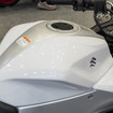 スズキ ジクサーSF250の新カラー「パールグレッシャーホワイト/マットプラチナシルバーメタリック」（東京モーターサイクルショー2026）