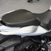 スズキ ジクサーSF250の新カラー「パールグレッシャーホワイト/マットプラチナシルバーメタリック」（東京モーターサイクルショー2026）