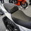 スズキ ジクサーSF250の新カラー「パールグレッシャーホワイト/マットプラチナシルバーメタリック」（東京モーターサイクルショー2026）