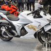 スズキ ジクサーSF250の新カラー「パールグレッシャーホワイト/マットプラチナシルバーメタリック」（東京モーターサイクルショー2026）