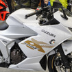スズキ ジクサーSF250の新カラー「パールグレッシャーホワイト/マットプラチナシルバーメタリック」（東京モーターサイクルショー2026）